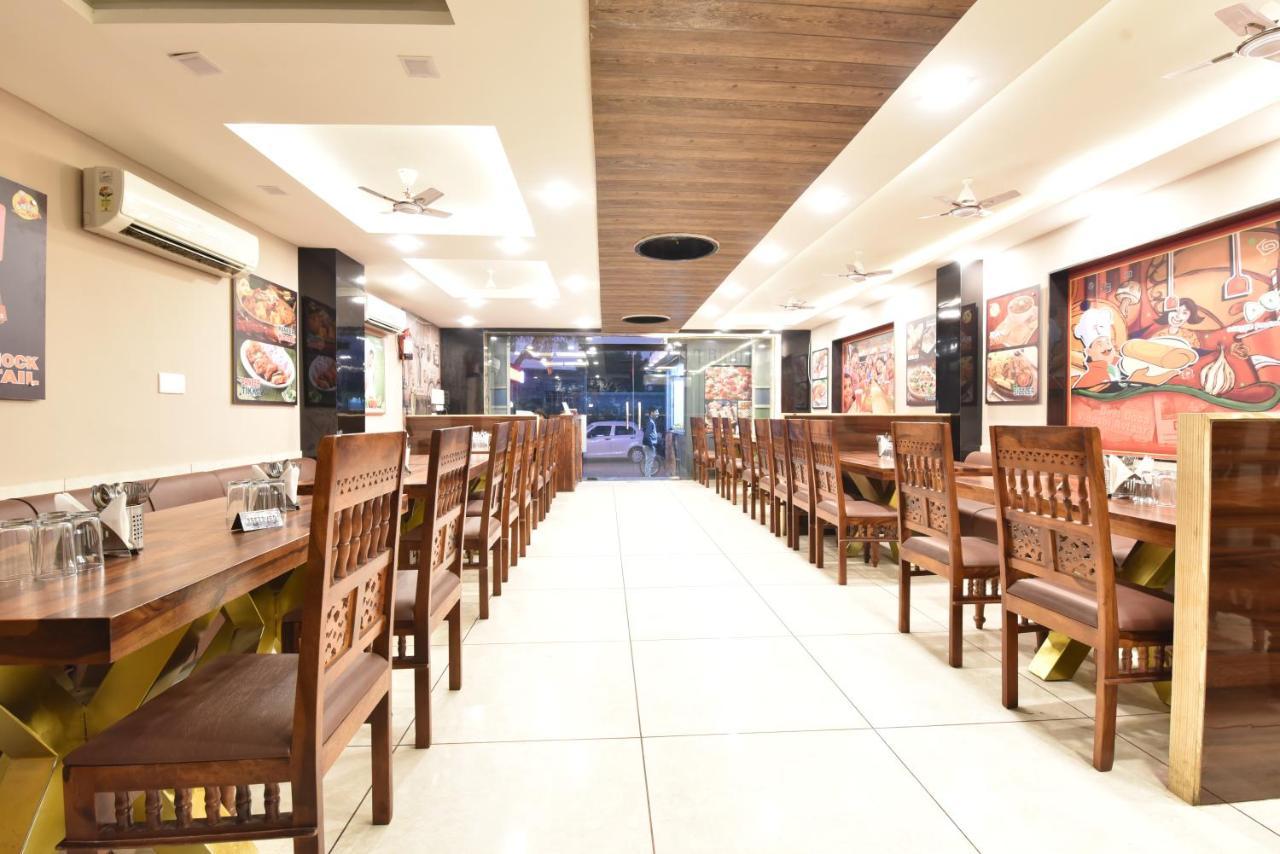 Hotel Dosa Plaza Удайпур Екстериор снимка