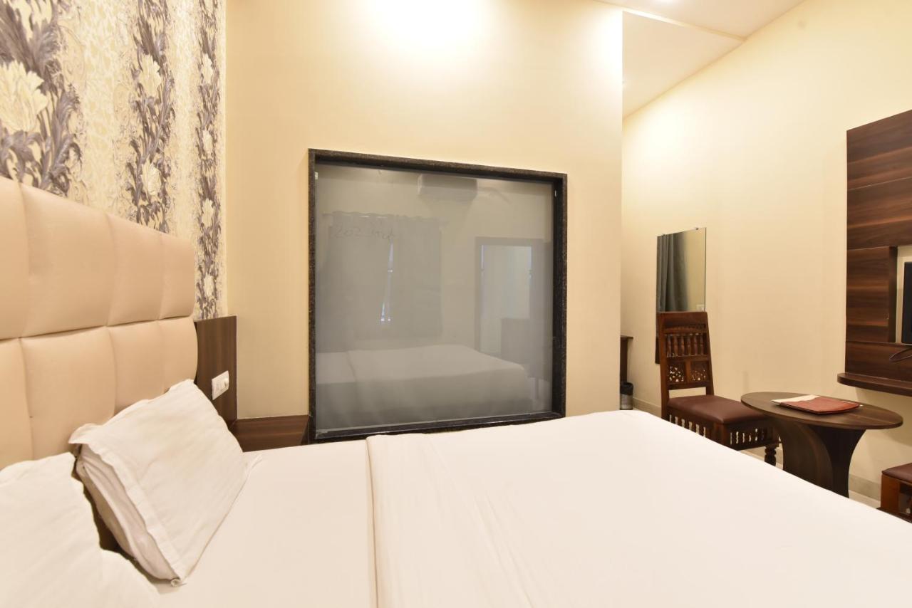 Hotel Dosa Plaza Удайпур Екстериор снимка