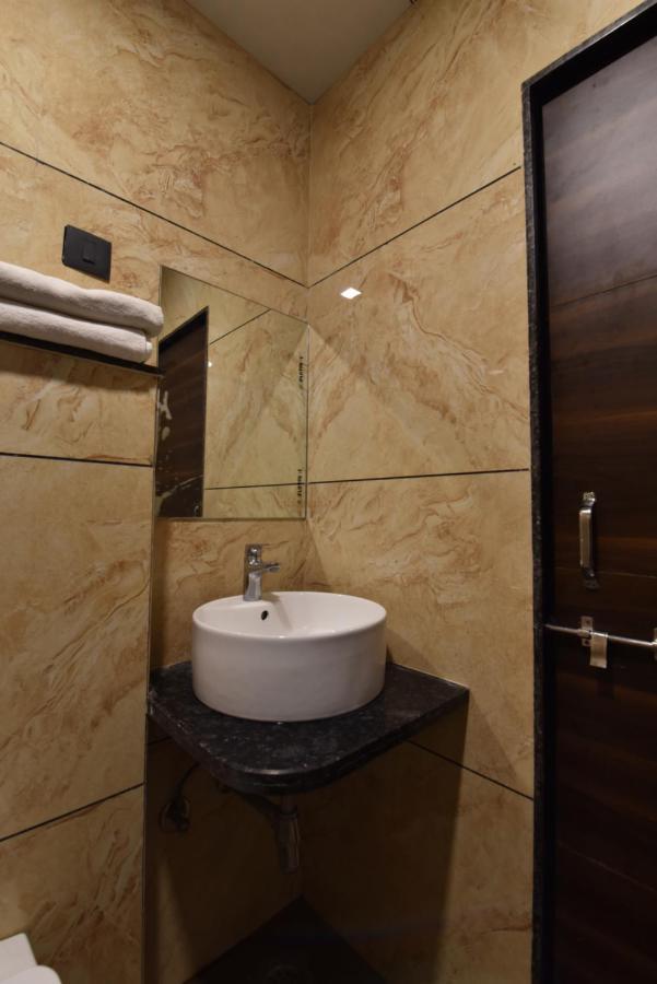 Hotel Dosa Plaza Удайпур Екстериор снимка