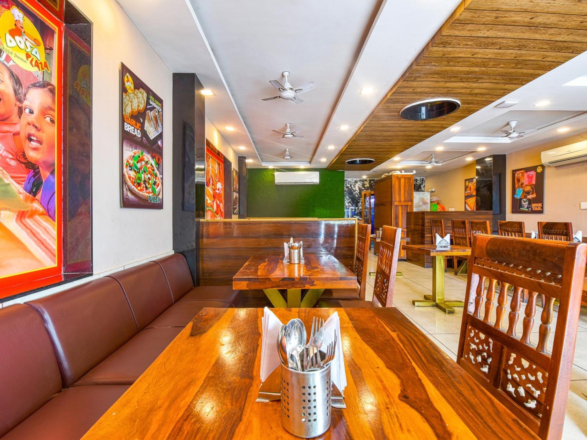 Hotel Dosa Plaza Удайпур Екстериор снимка