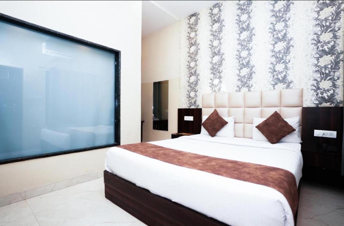 Hotel Dosa Plaza Удайпур Екстериор снимка